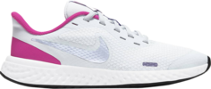 Кроссовки Nike Revolution 5 GS &apos;Football Grey Fireberry&apos;, серый