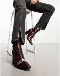 Ботинки челси на каблуке из коричневой искусственной крокодиловой кожи с цепочкой ASOS DESIGN