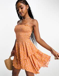 Оранжевое мини-платье-бандо с рюшами и цветочным принтом Stradivarius