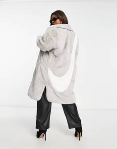 Серо-белое длинное пальто из искусственного меха с логотипом Nike Plus