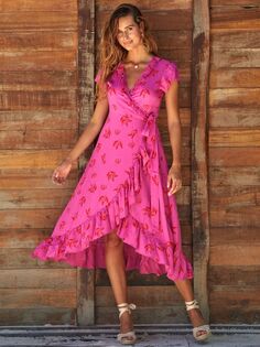 Атласное платье с запахом и оборками Aspiga, цвет: пурпурный/красный