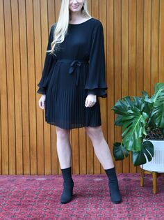 Mela London Плиссированное платье длиной до колена с длинными рукавами и двойными рюшами, черное Yumi
