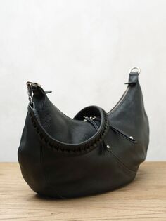 Маленькая кожаная сумка через плечо Mint Velvet в форме полумесяца, черная