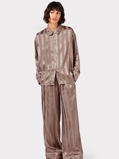 Длинный пижамный комплект Chelsea Peers с атласной жаккардовой полоской, коричневый