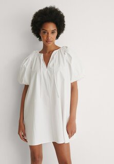 Летнее платье NA-KD, белый