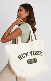 PrettyLittleThing Зеленая объемная сумка-тоут из плотной ткани с надписью New York