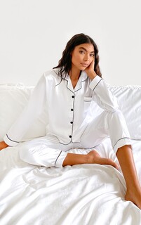 PrettyLittleThing Длинная белая пижама с контрастной окантовкой