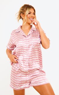 PrettyLittleThing Розовый атласный короткий пижамный комплект с окантовкой и принтом