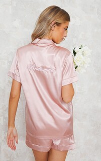 PrettyLittleThing Пижамный комплект из атласных шорт на пуговицах пыльно-розового цвета с вышивкой для подружки невесты