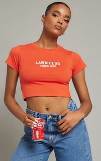 PrettyLittleThing Красный - укороченная футболка с принтом Lawn Club