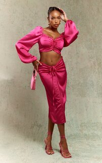 PrettyLittleThing Ярко-розовая атласная юбка мидакси с V-образным вырезом и рюшами спереди