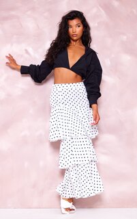 PrettyLittleThing Белая длинная юбка из тканой ткани в горошек с рюшами