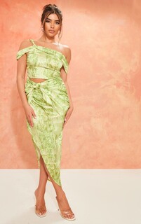 PrettyLittleThing Сатиновое платье миди на одно плечо с принтом Lime Renaissance и узлом