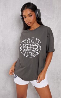 PrettyLittleThing Темно-серая футболка с принтом Good Vibes