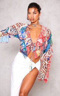 PrettyLittleThing Блузка с расклешенными рукавами и завязками спереди в стиле пэчворк с принтом пейсли и экстремальными оборками