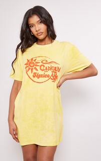 PrettyLittleThing Платье-футболка с надписью Cancun горчичного цвета и кислотой