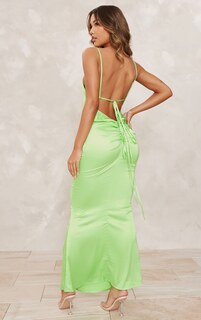 PrettyLittleThing Ярко-зеленое атласное платье макси с открытой спиной и рюшами