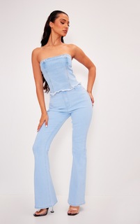 PrettyLittleThing Голубые джинсы-клеш из эластичного денима Petite для миниатюрных размеров