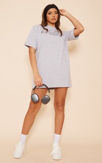 PrettyLittleThing Серое платье-футболка с короткими рукавами и спортивным значком Marl