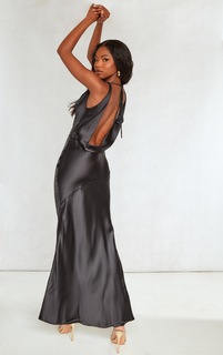 PrettyLittleThing Черное атласное платье макси с косым вырезом и открытой спиной