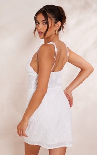 PrettyLittleThing Белое платье прямого кроя с глубоким вырезом и мягкой текстурой на шнуровке с цветочным принтом