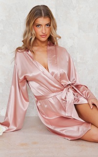 PrettyLittleThing Атласный халат пыльно-розового цвета с вышивкой для подружки невесты