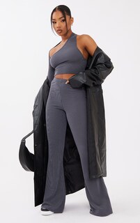 PrettyLittleThing Темно-серые двухцветные расклешенные брюки скинни в рубчик со складками