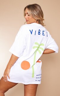 PrettyLittleThing Белое платье-футболка с надписью Good Vibes