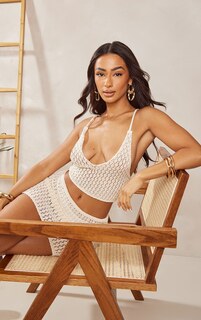 PrettyLittleThing Кремовый укороченный топ Petite с вырезом халтер, связанный крючком