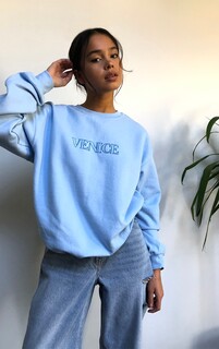 PrettyLittleThing Синий свитшот с вышивкой &quot;Венеция&quot;