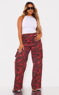 PrettyLittleThing Красные широкие брюки карго с камуфляжным принтом и карманами