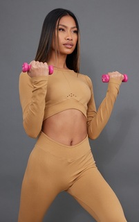 PrettyLittleThing Светло-коричневый спортивный бесшовный укороченный топ с длинными рукавами и глубоким вырезом спереди