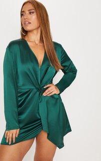 PrettyLittleThing Плюс Изумрудно-зеленое атласное платье с запахом и длинными рукавами