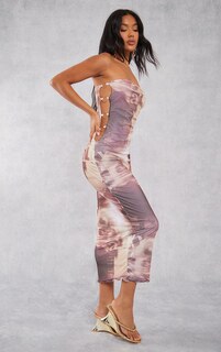 PrettyLittleThing Коричневое платье-бандо миди на сетчатой ​​подкладке с газетным принтом