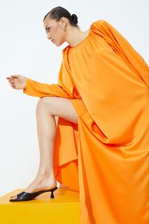 Объемное атласное платье H&amp;M, апельсин H&M