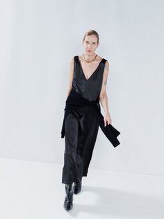 Платье-комбинация оверсайз со вставками и v-образным вырезом Raey, черный