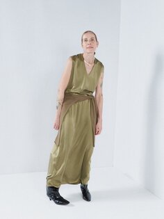 Платье-комбинация из потертого шелка с v-образным вырезом Raey, зеленый