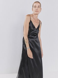 Платье-комбинация из шелкового атласа с глубоким v-образным вырезом и вставками Raey, черный