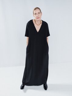 Шелковое платье-футболка с низким v-образным вырезом Raey, черный
