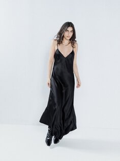 Платье-комбинация из шелкового атласа с глубоким краем Raey, черный