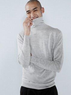 Приталенный свитер с высоким воротником из мериносовой шерсти Raey, серый