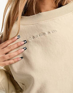 Бежевый укороченный свитшот с круглым вырезом Calvin Klein Jeans — эксклюзивно для ASOS