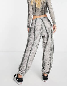 Джинсовые джоггеры с принтом ASOS DESIGN