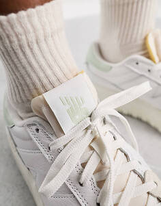 Бело-зеленые кроссовки New Balance CT302