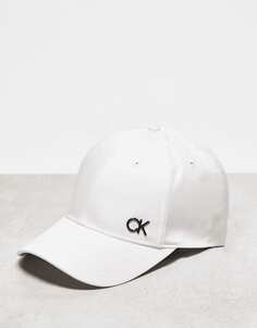 Белая кепка унисекс с металлическим логотипом Calvin Klein
