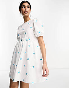 Белое свободное платье мини с вышитыми синими цветами YAS Y.A.S