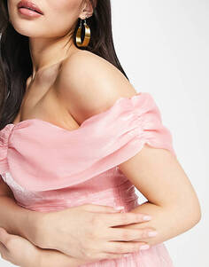 Эксклюзивное пудрово-розовое платье с высоким и глубоким вырезом на плечах и запахом Collective the Label
