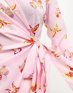 Розовое атласное платье с запахом и бабочкой Something New Curve