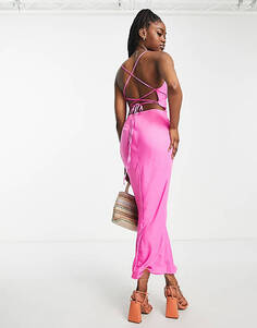 Эксклюзивное розовое атласное платье миди с воротником-хомутом In The Style
