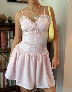 Атласное корсетное платье Daisy Street X Chloe Davie Y2K с заниженной талией и оборкой по низу